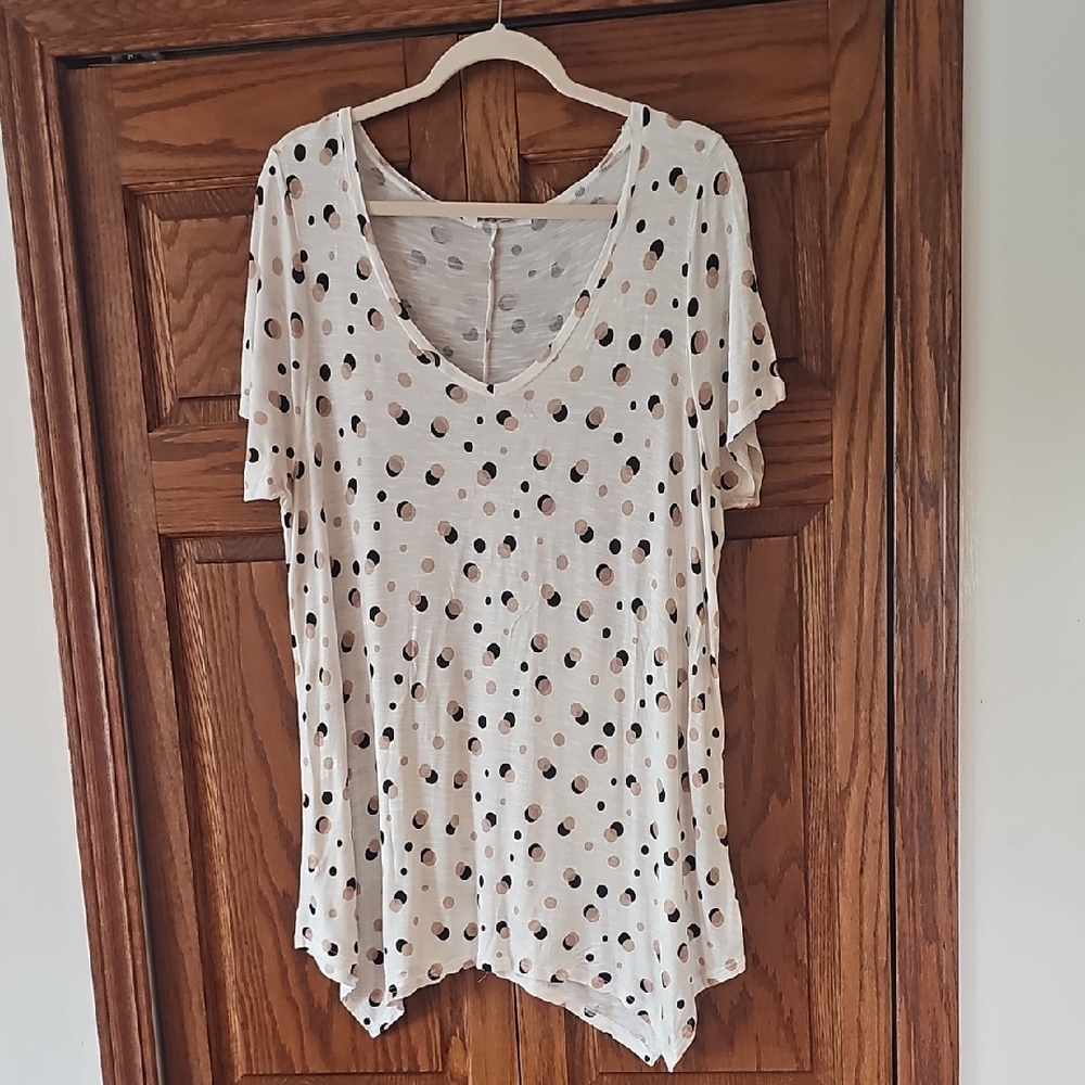 Cream Asymmetrical Short Sleeve Tee with Black Spots